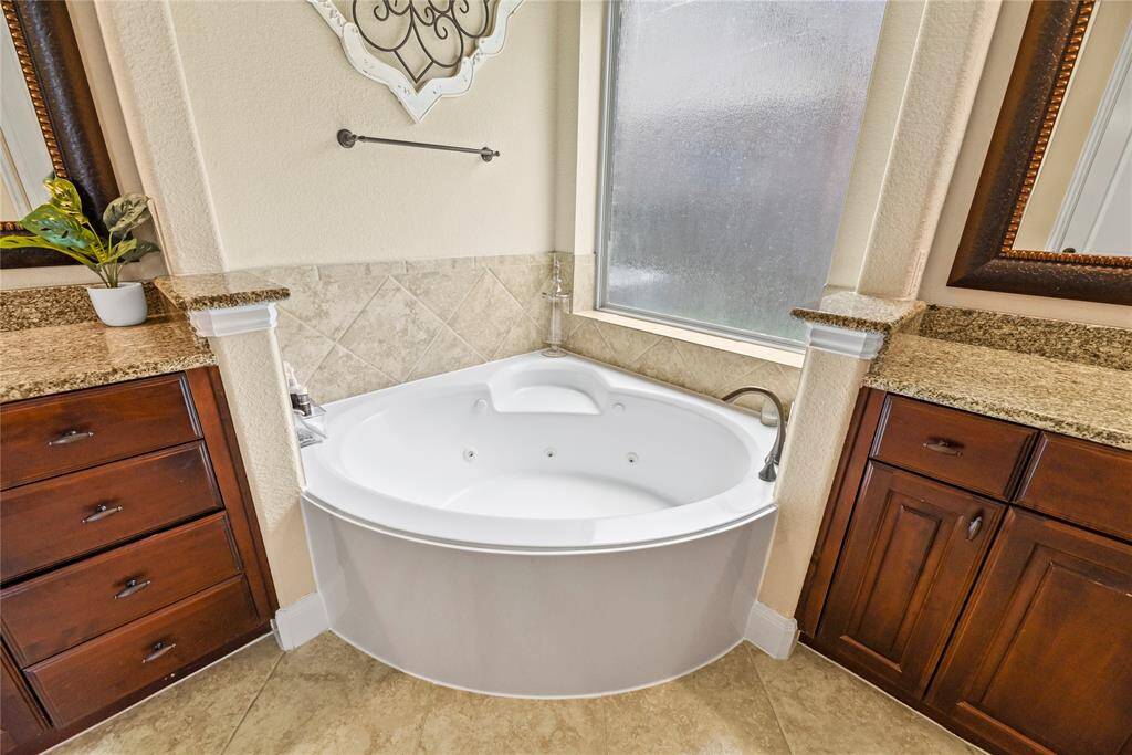 Primary corner jetted tub