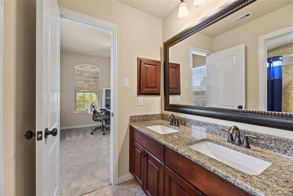 Jack/Jill Bathroom