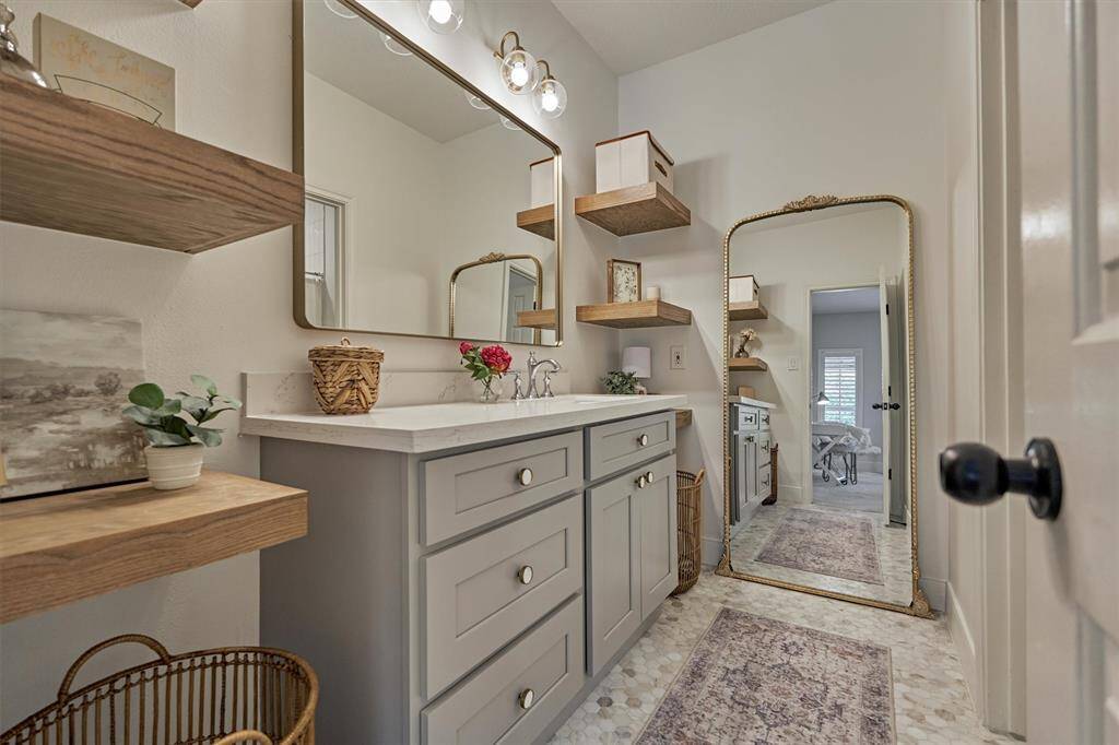 Upstairs ensuite bathroom with open shelving.