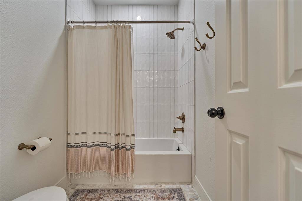 Upstairs ensuite bathroom tub/shower.