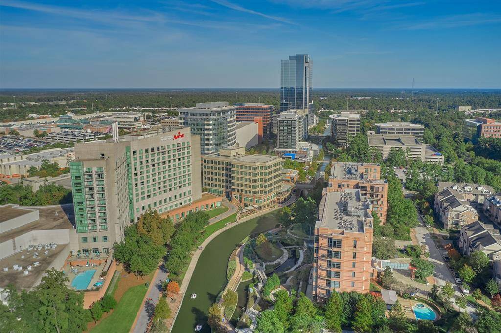 The Woodlands Waterway is just 2.5 miles away. Home to The Marriott Convention Center, many restaurants, 3 miles of walking and bike paths, Cynthia Woods Mitchell Pavillon, Riva Row Boat House, Town Center Park and more.