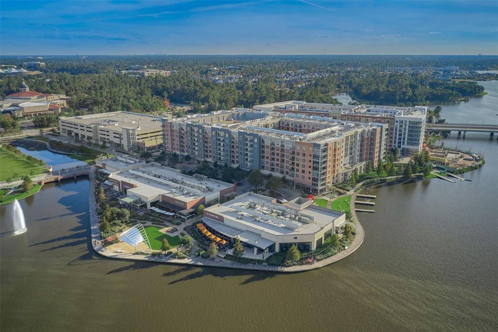 Enjoy the perfect location just 5 minutes from Hughes Landing on Lake Woodlands, offering waterfront dining and patios. With 209 miles of bike trails, 200 nearby restaurants, and 22 top-rated public schools, this home combines convenience and lifestyle.
