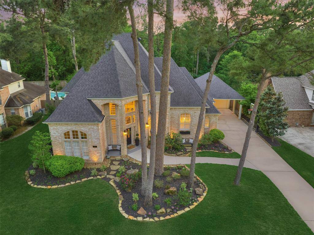 19 Highland Circle has a classic brick exterior surrounded by professional landscaping & mature trees. Extended driveway with in-ground basketball hoop.
