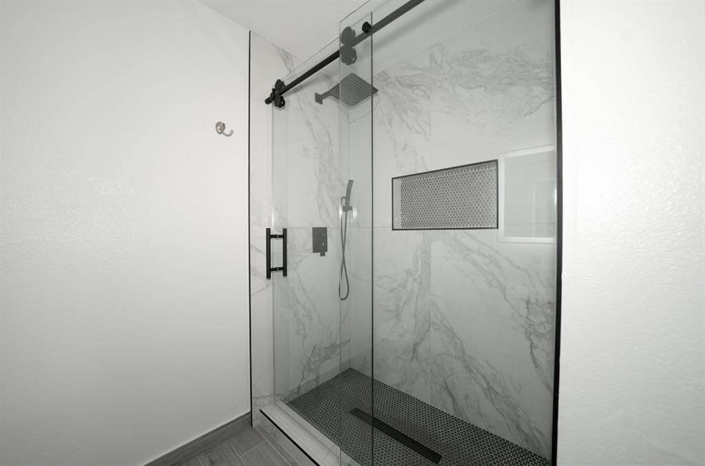 Full Bathroom 3