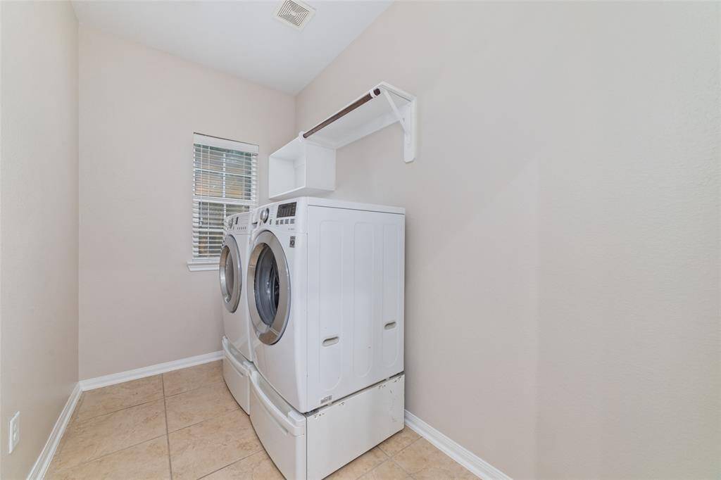 Washer/Dryer Included.