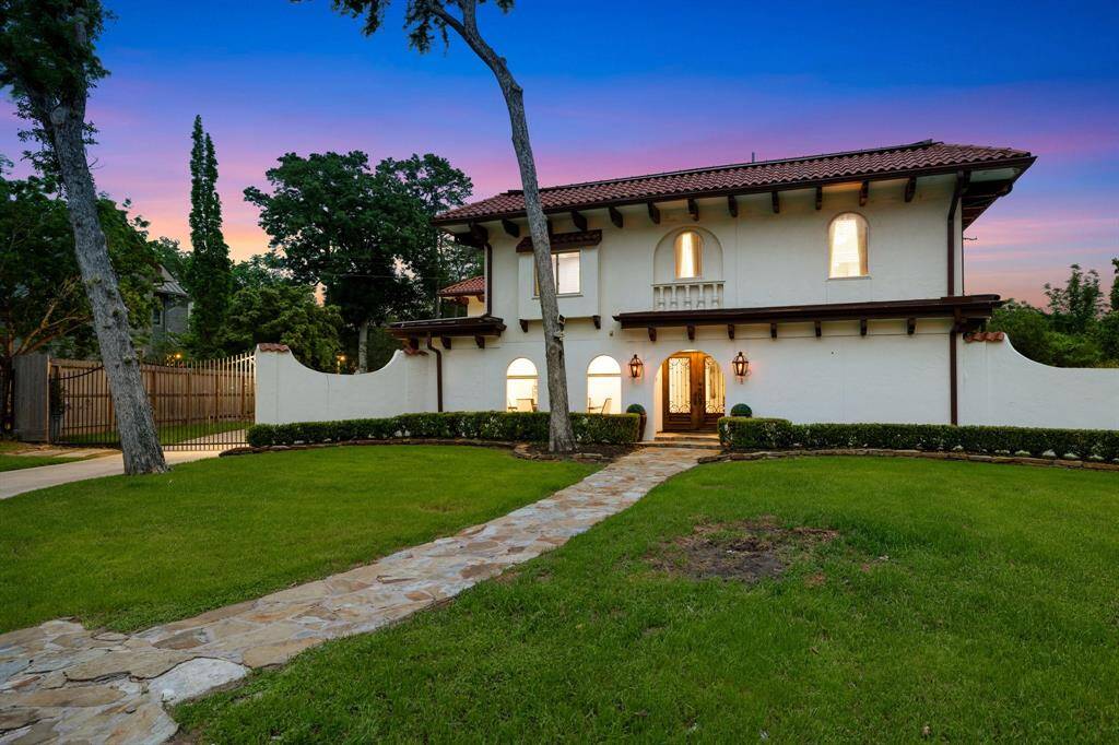 Welcome to 2 Warrenton Drive located in the Whispering Oaks subdivision in the heart of Memorial and serviced by the highly acclaimed Spring Branch ISD-Frostwood Elementary, Memorial Middle and Memorial High School.