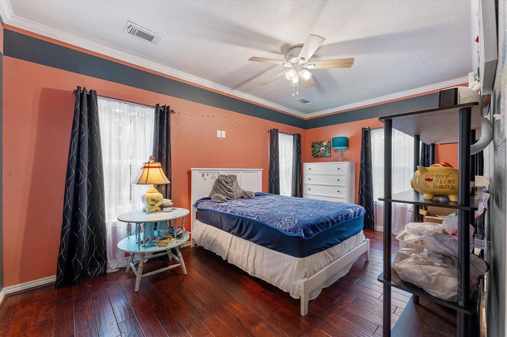Secondary bedroom with ample space and natural light.