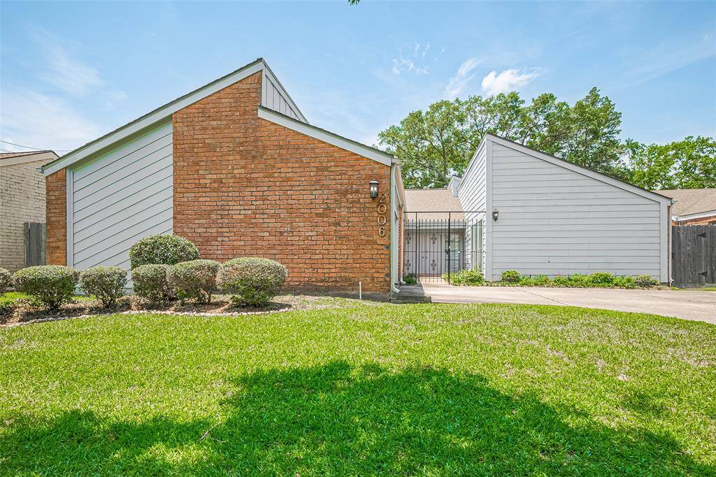 2006 Woodland Springs is ready for you to make it your own.