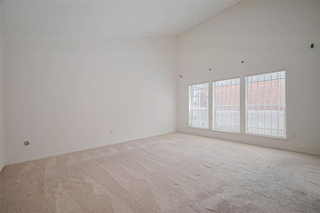 Large primary bedroom.