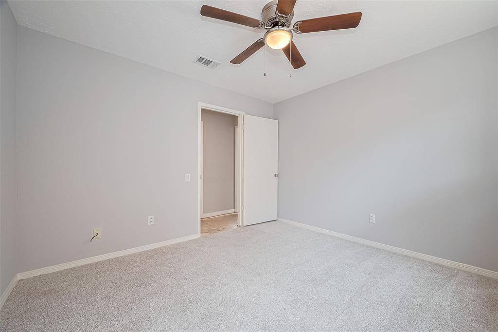 Recent carpet & ceiling fans.