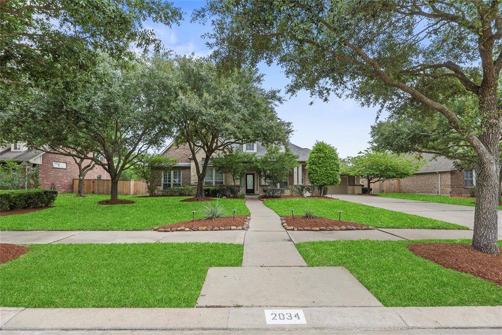 Another view of the front of the home highlighting the front porch and long private double car driveway.