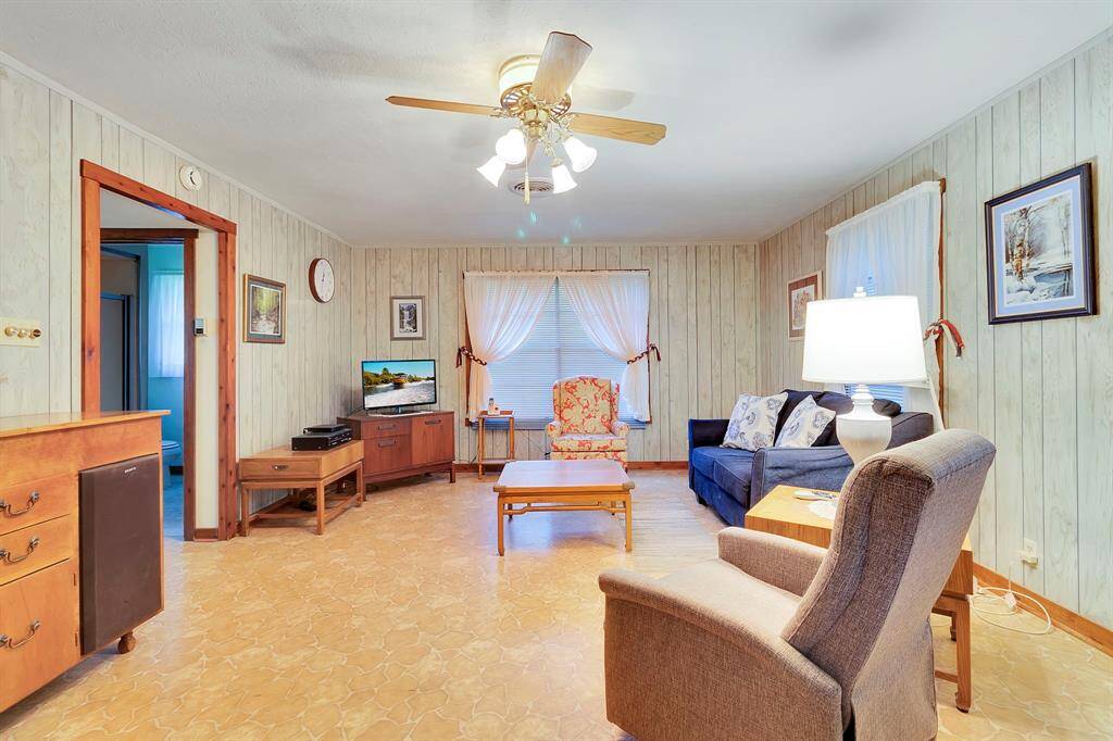 1st level with access to Livingroom and kitchen