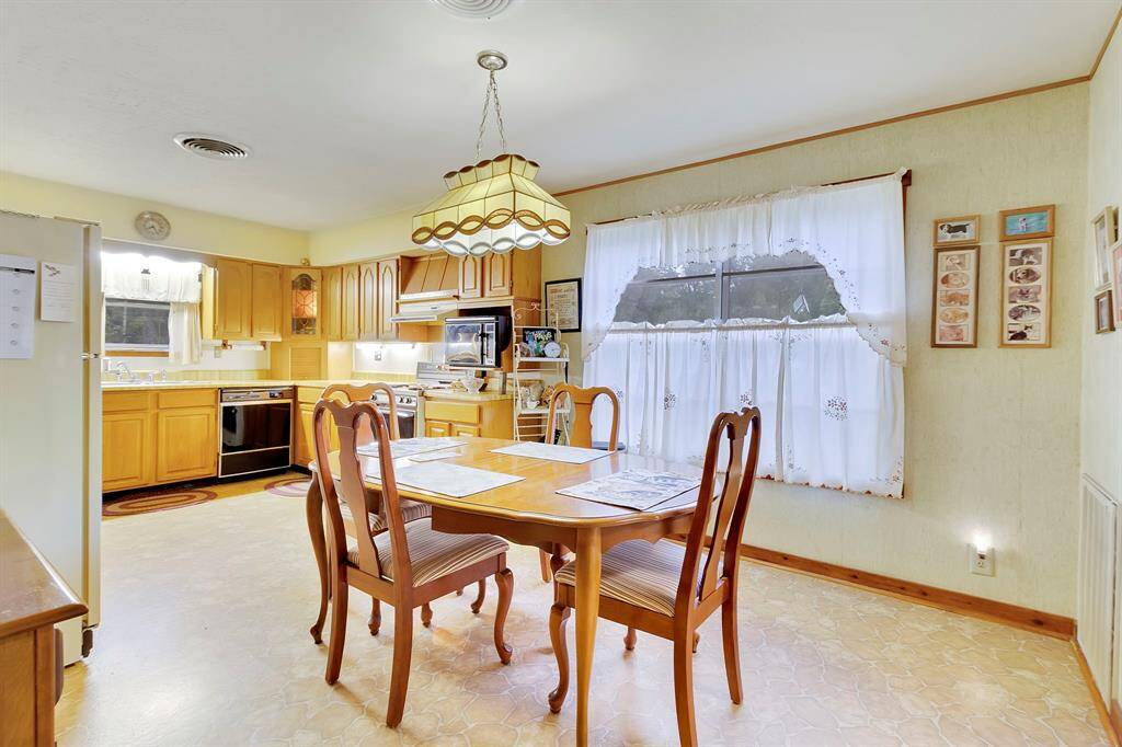 Dining/ kitchen combo