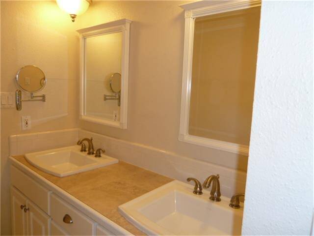 Master features dual sinks