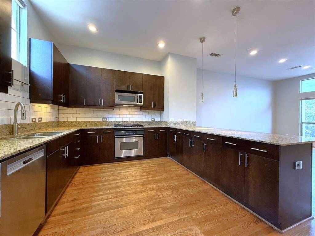The width of the wrap-around space in this kitchen is sure to surprise you!