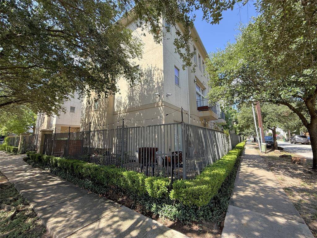 Have you been looking for a home with outdoor space? Here is it!
