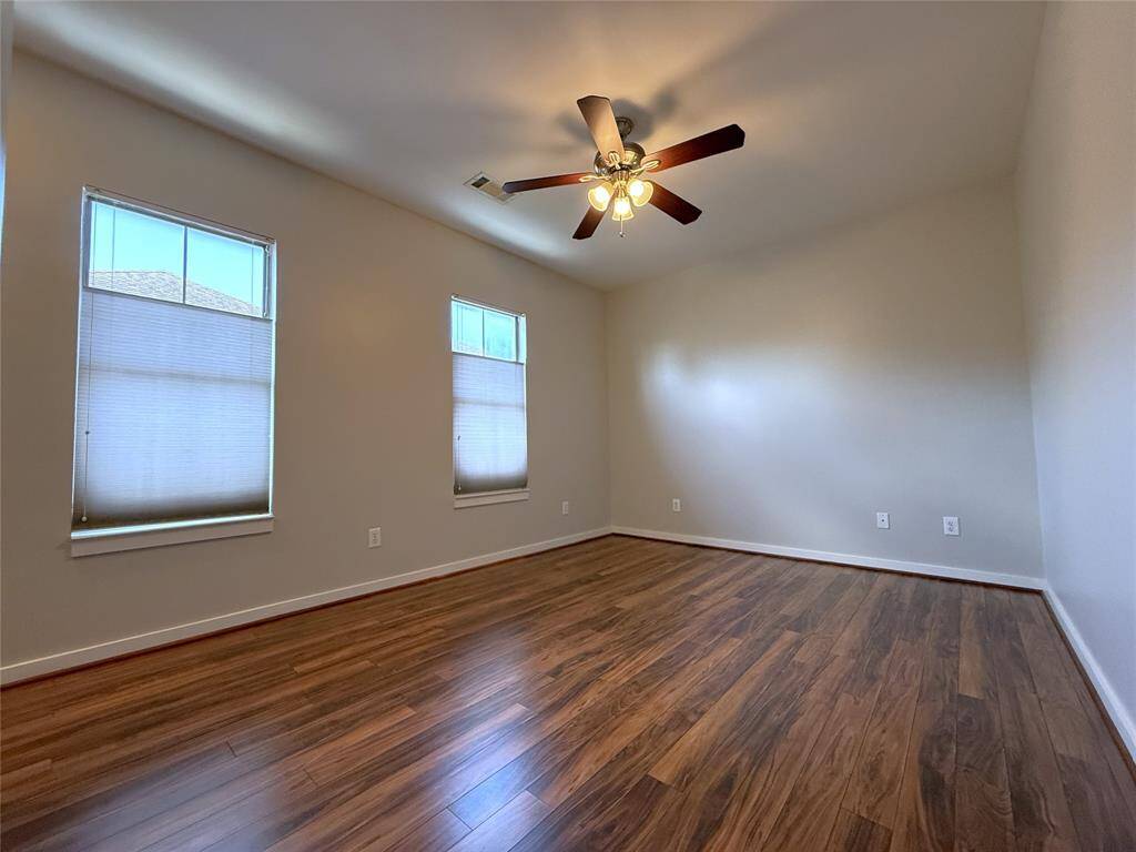 The 3rd bedroom with ceiling fan & top-down, bottom-up blinds.