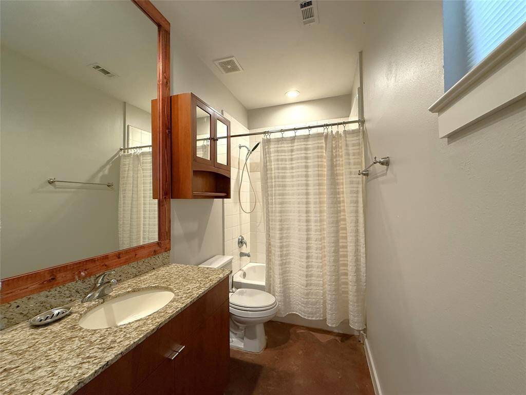 Tub/shower combo & nicely sized vanity.