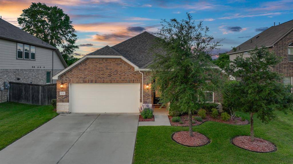 Gorgeous property w/immaculate landscapte