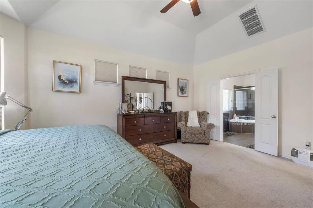 Another angle view of the principal bedroom and a view of your ensuite.