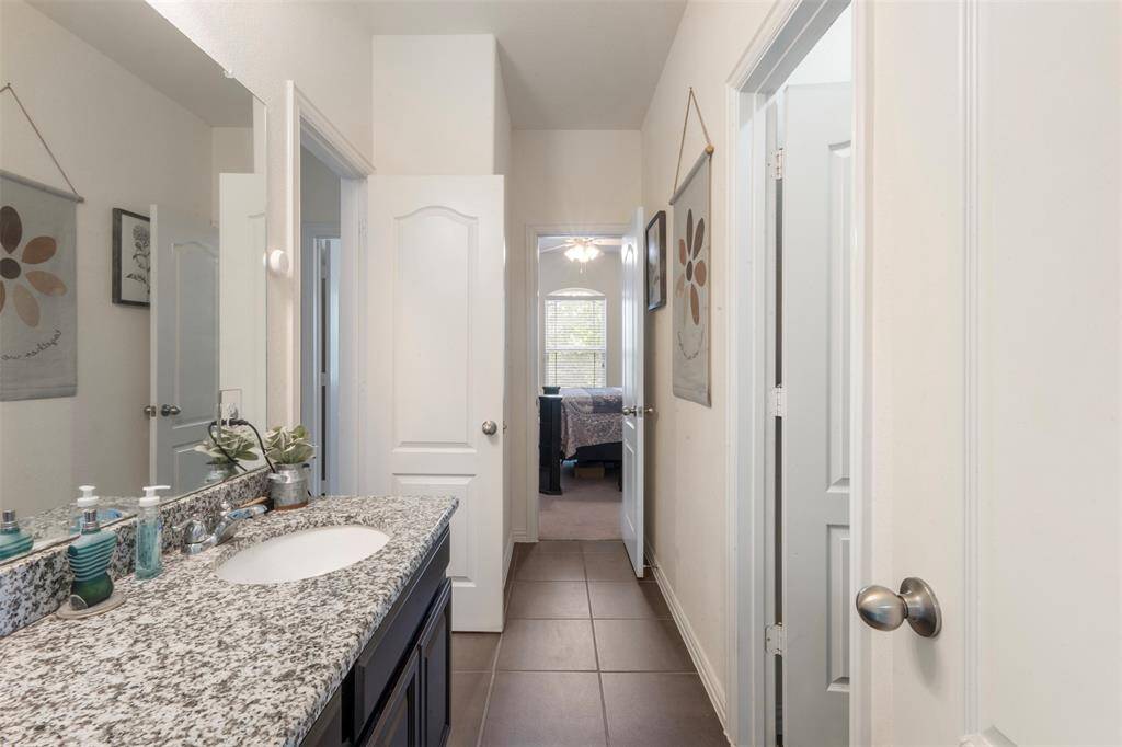Adjoining bathroom upstairs.
