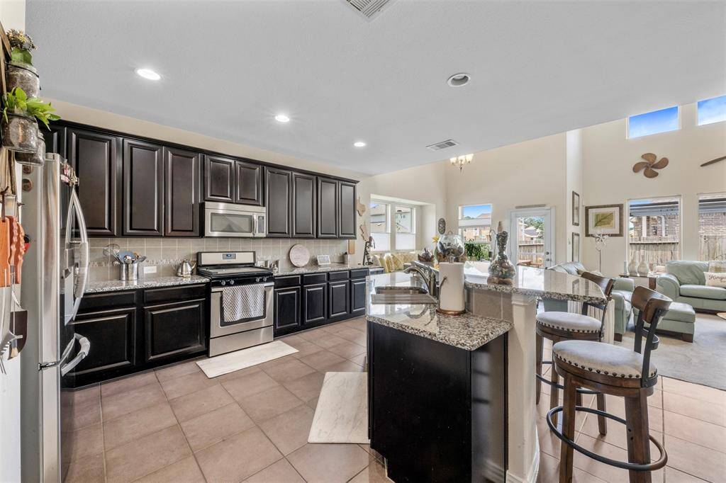 Let's view the open concept kitchen.