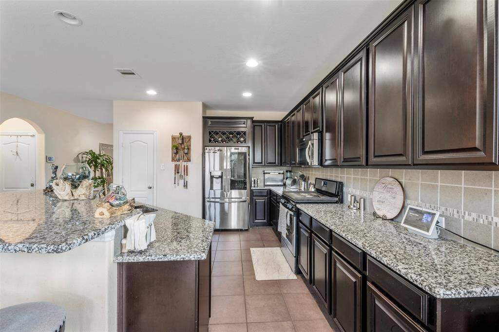 Island sink and plenty of countertop space.