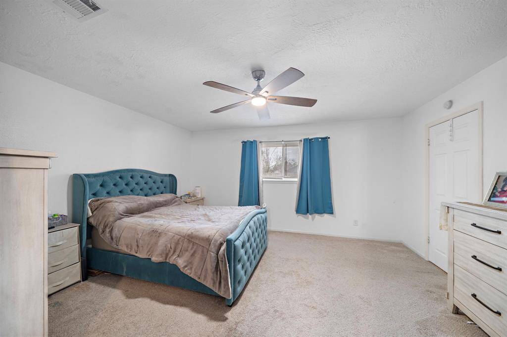 Expansive primary bedroom.