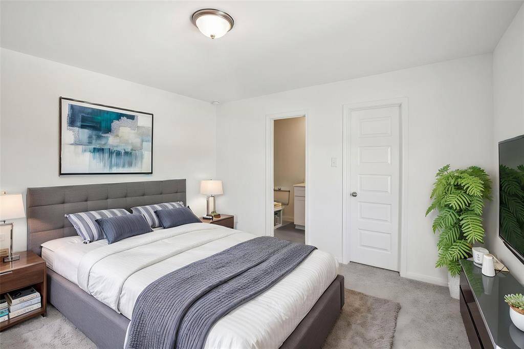 Discover this next bedroom that has an en-suite bathroom.