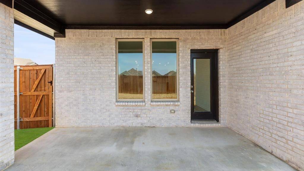 Natural light glistens through every inch of this stunner!