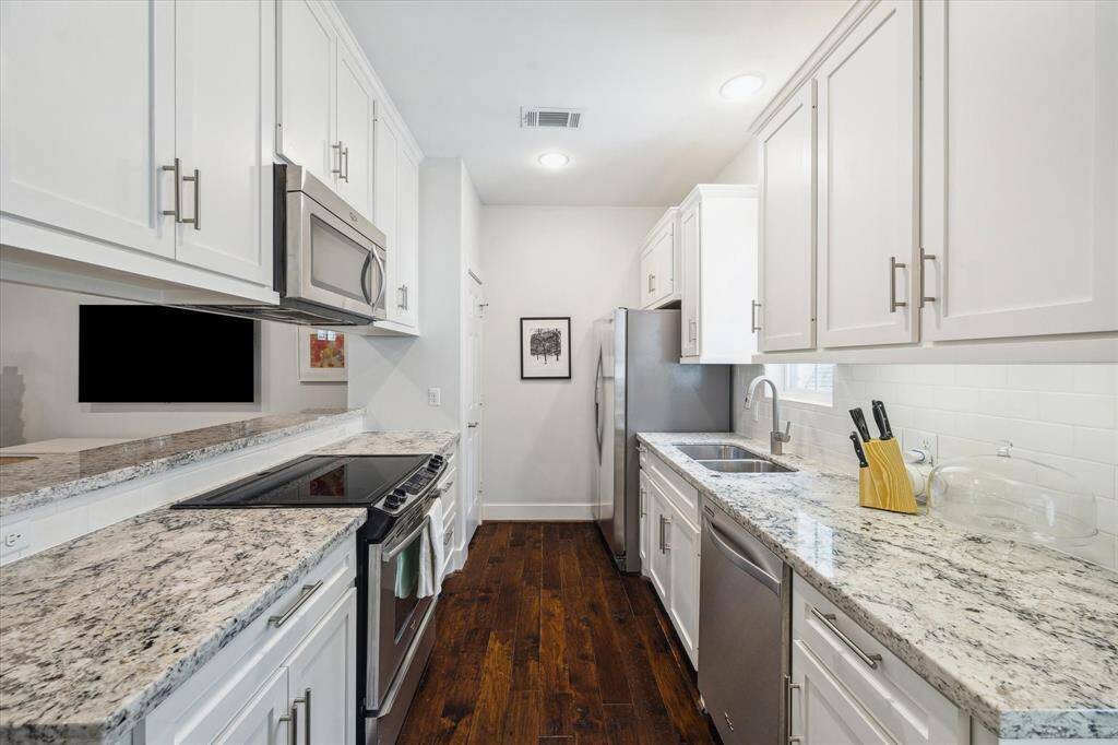 Full kitchen