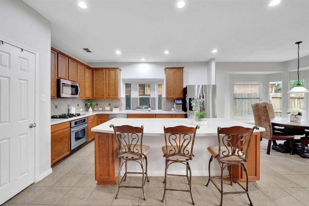 Open concept kitchen w/breakfast bar and stainless appliances!