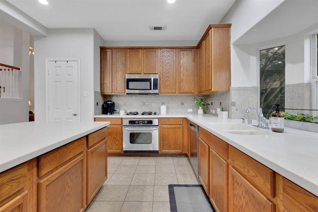 This kitchen won't disappoint w/tons of room!