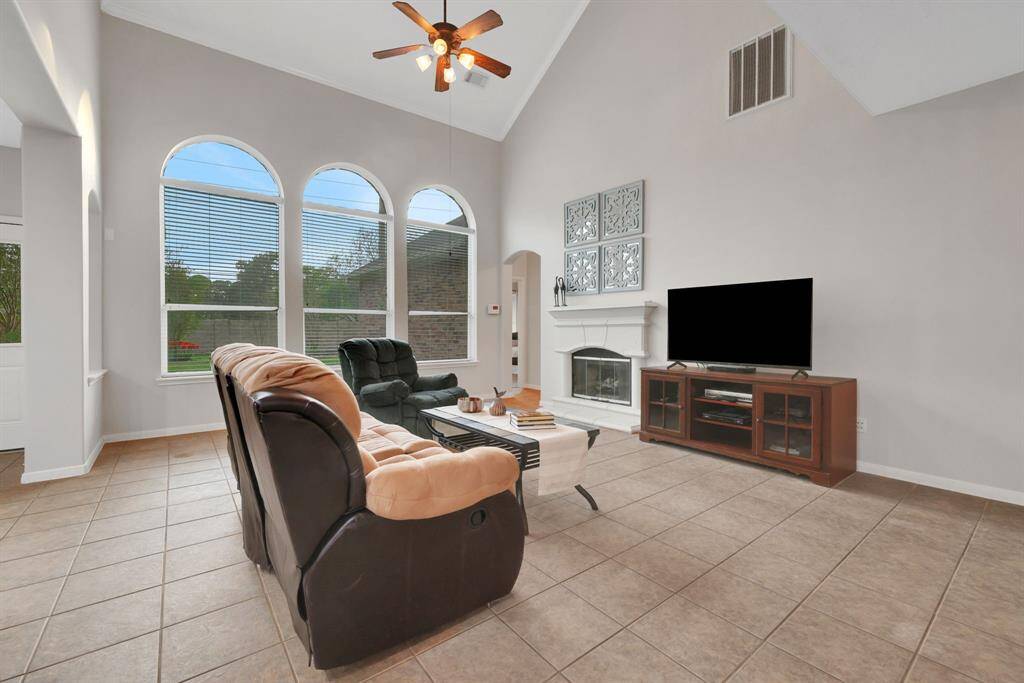 Another view of hte living room w/vaulted ceilings