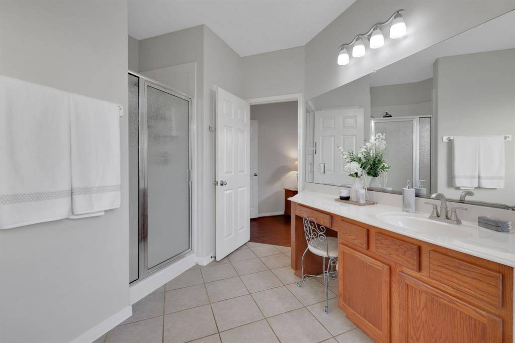 Primary bath w/double sinks and vanity & separate shower