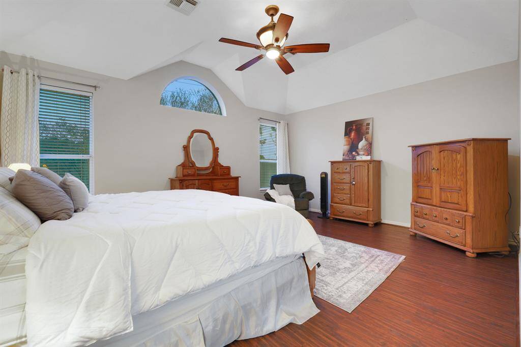 Secondary bedroom