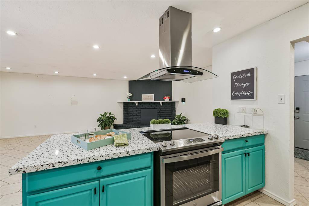 Kitchen island with cooking range