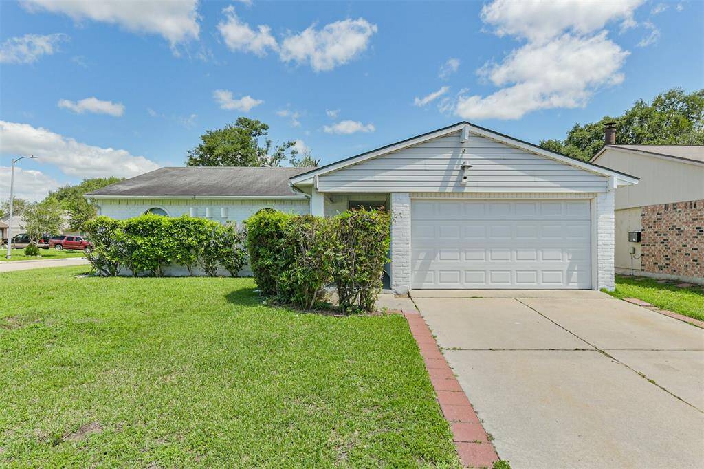 24426 Rockin entry and plenty of front yard space