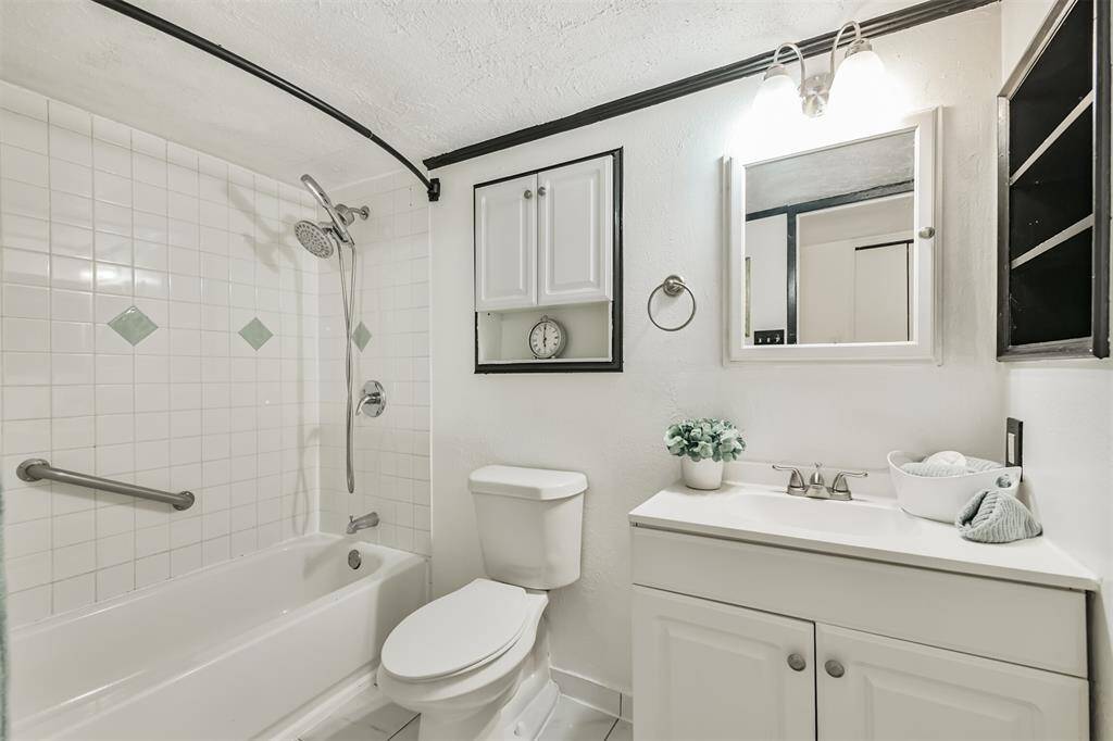 Remodeled guest bathroom tub/shower combo