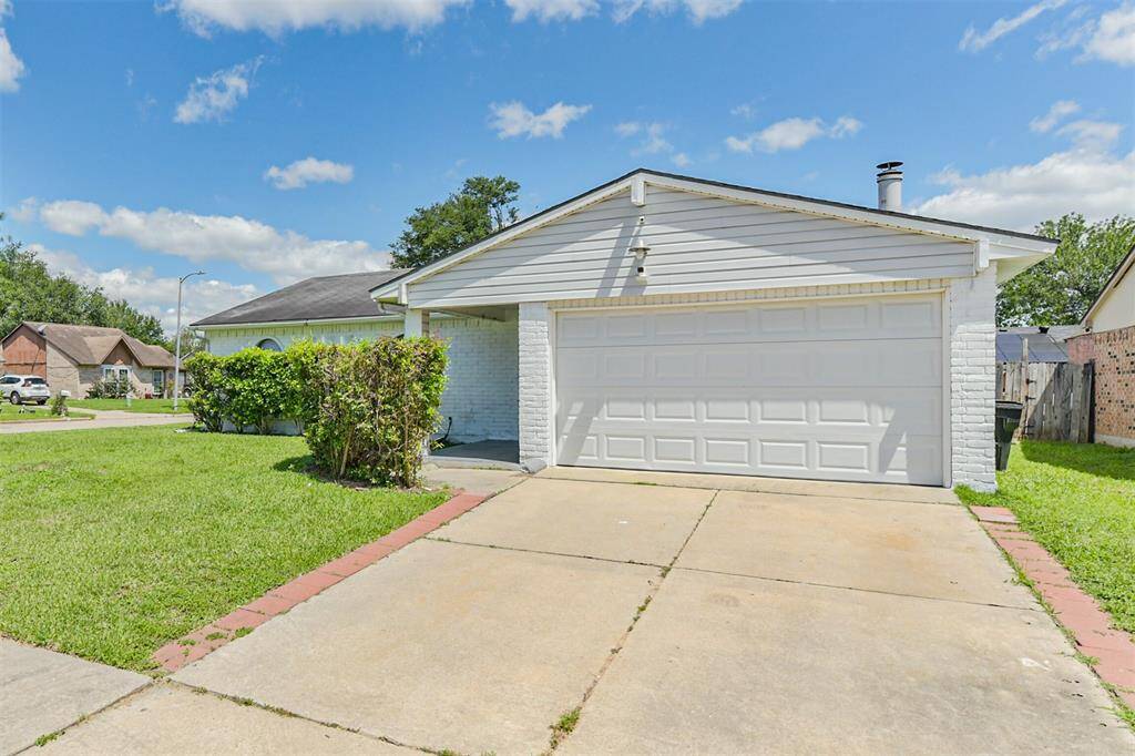 14426 Rockin Seven double driveway