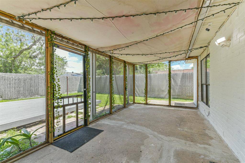 Covered & screened back patio.