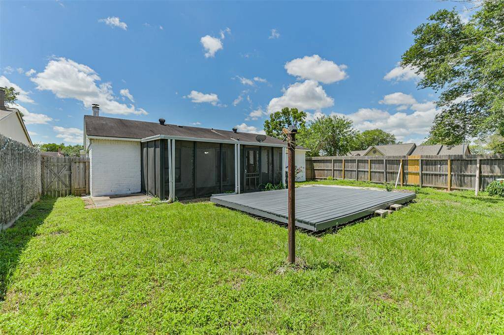 Spacious backyard!