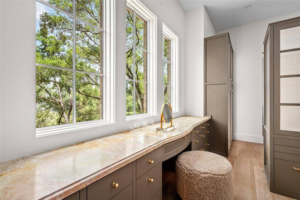 Soft close cabinetry, fitted storage, LED and directional lighting for the homeowner to always look their best