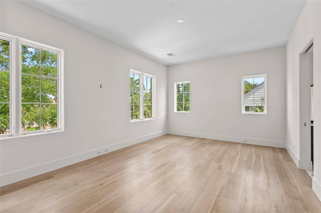 Guest Suite (Bedroom 2) White oak flooring, 11 ft ceiling, walk-in fitted closet, recessed lighting and en-suite bathroom