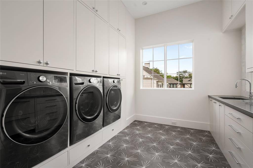 Laundry Room with two LG washers, one LG dryer and an LG styler, an undermount sink and intelligent storage, as well as a refrigerator and a freezer drawer with an ice maker