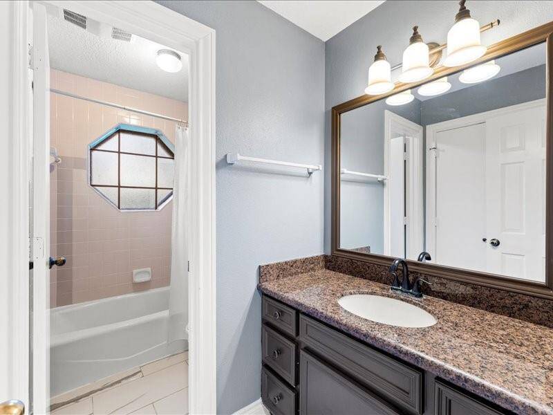 Secondary bathroom.