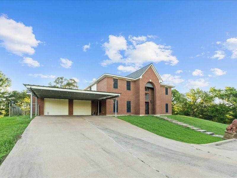 Large driveway for large families and gatherings.