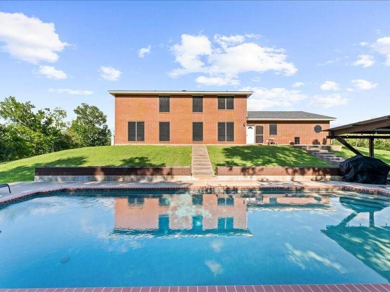 The pool is just perfect for relaxation and entertaining.