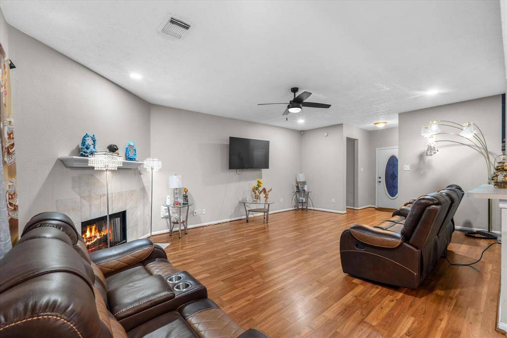 Living Room with fireplace. Hardwood Floors