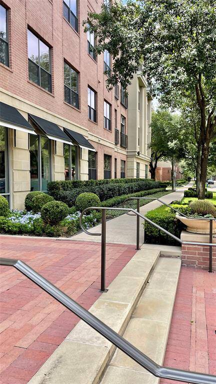 With a 91 walkability score and treed streets, you will love this location! Walk to Randalls, Soec's or restaurants and bars. Easy access to freeways and Downtown. The Rockets, Astros and Dash are less than 10 minutes away ..as is the Theater District.